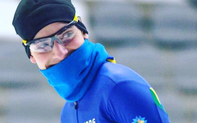 Patinador brasileiro de 23 anos é encontrado morto no sofá de casa na Suíça