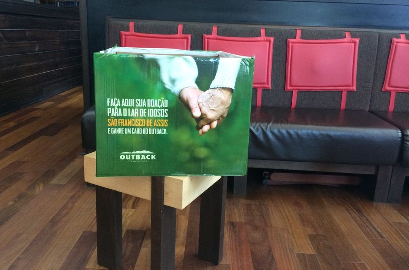 Outback troca doações para o Lar São Francisco de Assis por cards promocionais