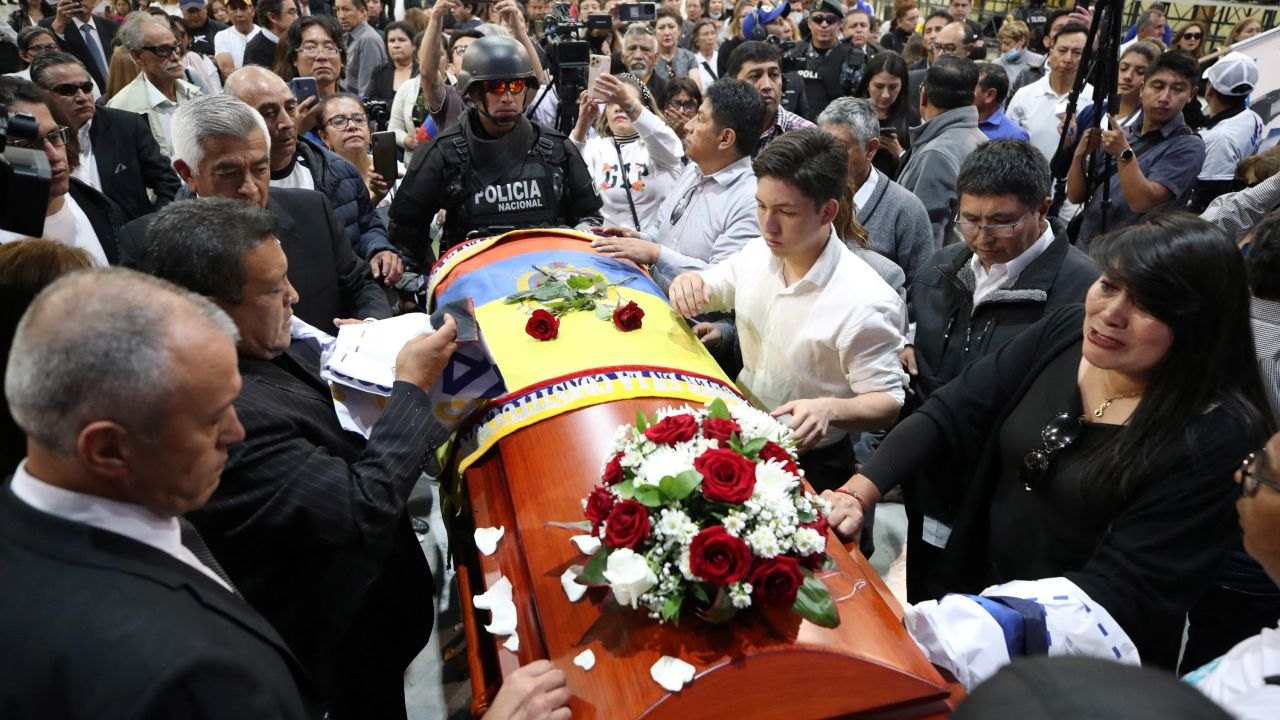 Clima de tensão após assassinato de Villavicencio e incerteza nas pesquisas marcam eleição