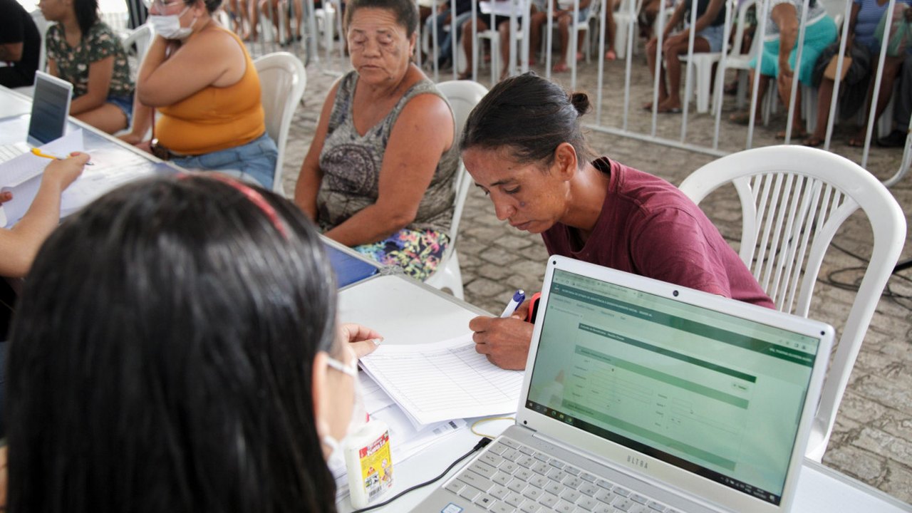 Em dia! governo de Alagoas pagou Auxílio Chuvas a mais de 7 mil famílias vítimas das enchentes