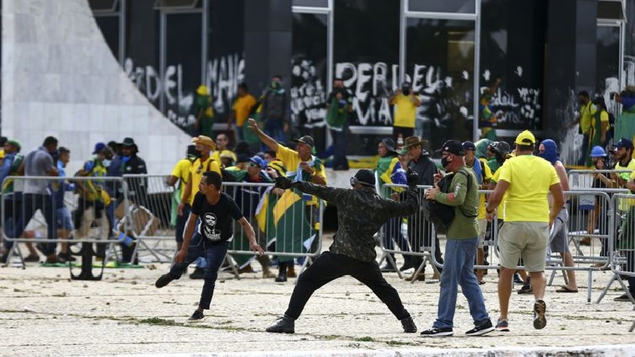 Golpistas invadem Poderes; governo Lula intervém na segurança do DF