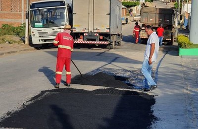 Prefeito Celino Rocha acompanha serviços de restauração e recuperação de pavimentação asfáltica em Anadia