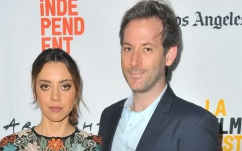 Aubrey Plaza faz primeira aparição pública após morte do marido