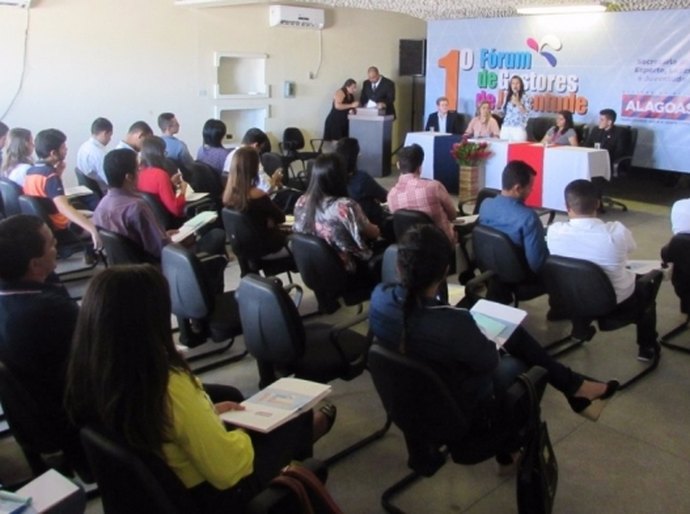 Ações que beneficiam a juventude alagoana são debatidas em Fórum