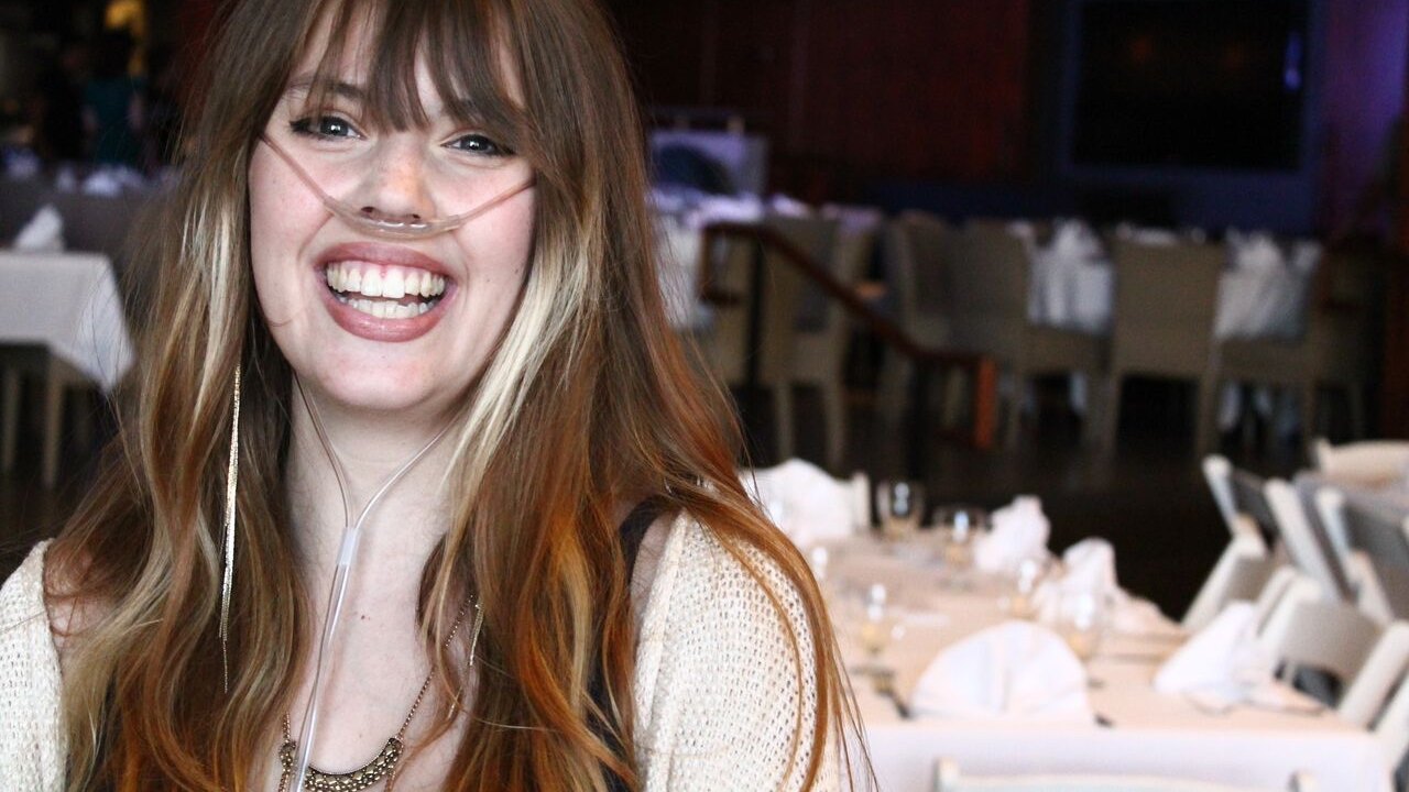 Morre Claire Wineland, jovem que compartilhou luta contra a fibrose cística