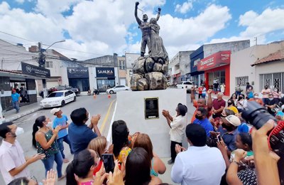 Em inauguração do Monumento à Liberdade Júlio Cezar pede perdão ao povo negro pelo descaso de governos anteriores