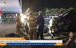 Carro cai no espelho d'água do Palácio do Planalto