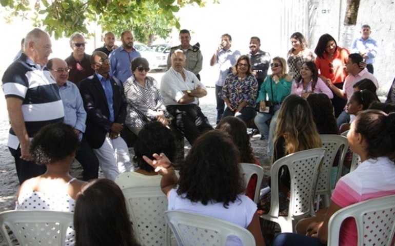 Histórias de dependentes químicos comovem comissão da Câmara Federal