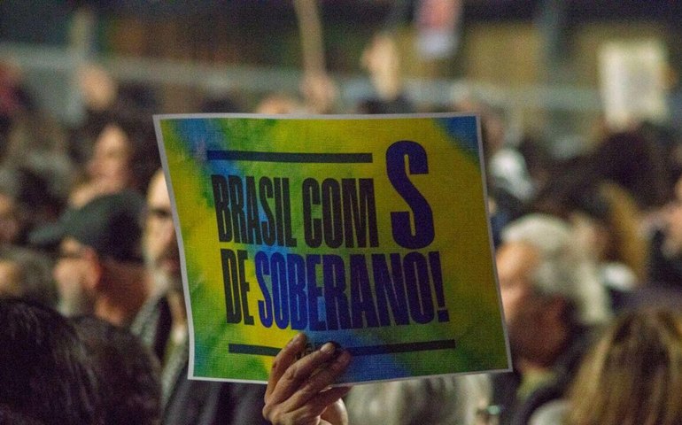 Manifestantes protestam contra Trump e em defesa da soberania nacional na Avenida Paulista