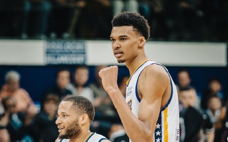 Wembanyama estreia com derrota na NBA e é ofuscado por Doncic; Heat e Boston vencem