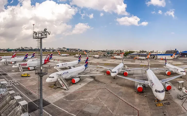 Passageiro causa tumulto no aeroporto de Guarulhos ao deitar no chão e bloquear embarque