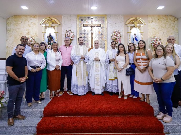 Prefeita Tia Júlia participa de missa em homenagem ao Novenário de São Vicente de Paulo