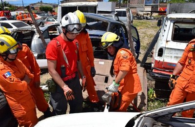  Bombeiros treinam técnicas de salvamento veicular em ferro velho