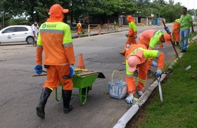 Prefeitura inicia mutirão no canteiro central da Av. Senador Rui Palmeira