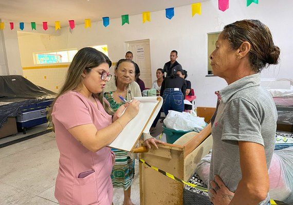 Profissionais da Secretaria de Saúde de Penedo prestam atendimento a desabrigados