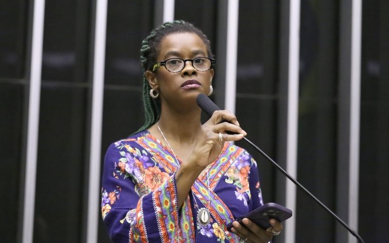 Câmara aprova pagamento de piso salarial dos professores para contratos temporários; acompanhe