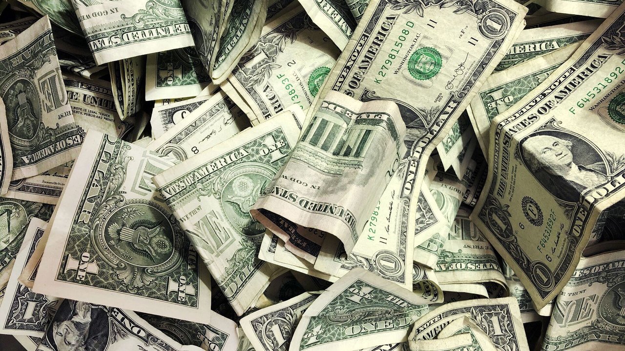 Analista alerta que dólar está em risco enquanto bitcoin atinge alta histórica com o apoio de Trump