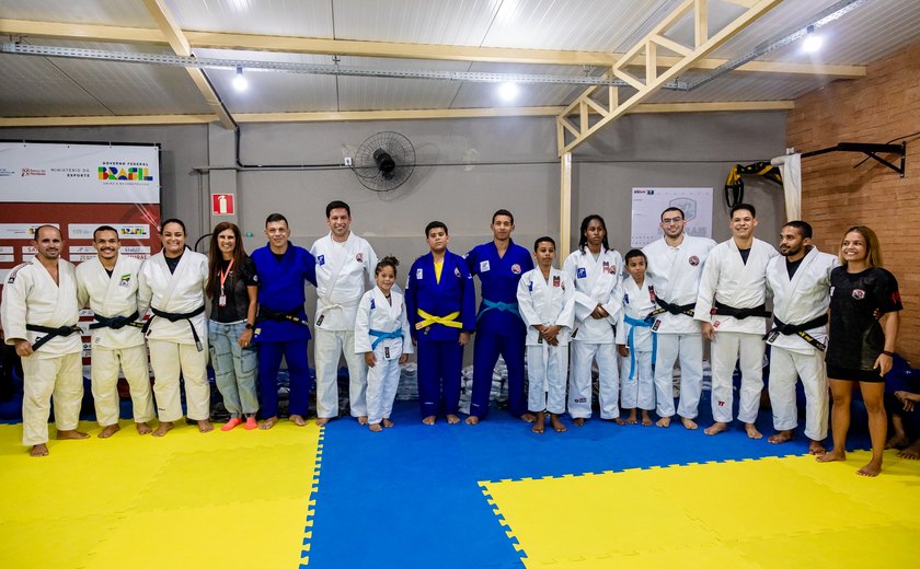Cunha entrega kimonos e material de treino para integrantes do projeto Samurai Judô Alagoas