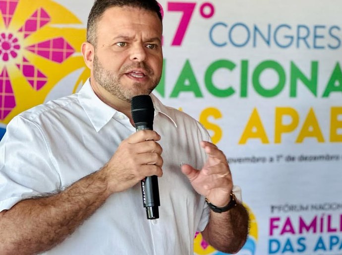 Após caso de criança autista entrar em crise com fogos, Léo Loureiro orienta famílias a acionarem o Conselho Tutelar