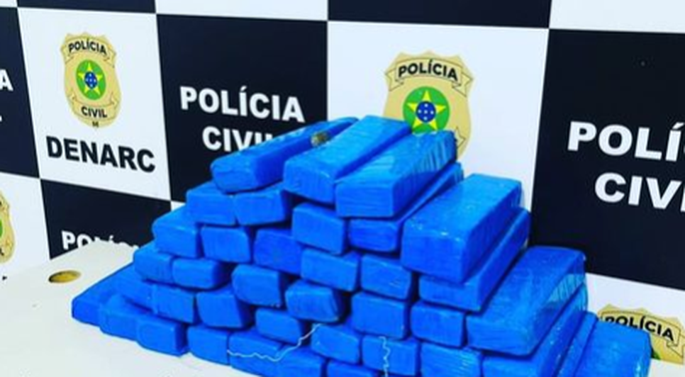 Cinquenta quilos de maconha e armas são apreendidos dentro de casa na Grande Aracaju