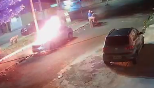 Homens ateiam fogo em carro estacionado na Zona Sul de Aracaju / Foto: Foto: Portal A8SE/Reprodução