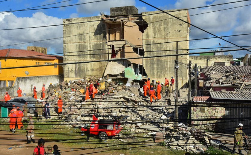 Sobe para seis número de mortos em desabamento de prédio em Olinda