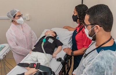 Profissionais de odontologia realizam atendimento de paciente com microcefalia