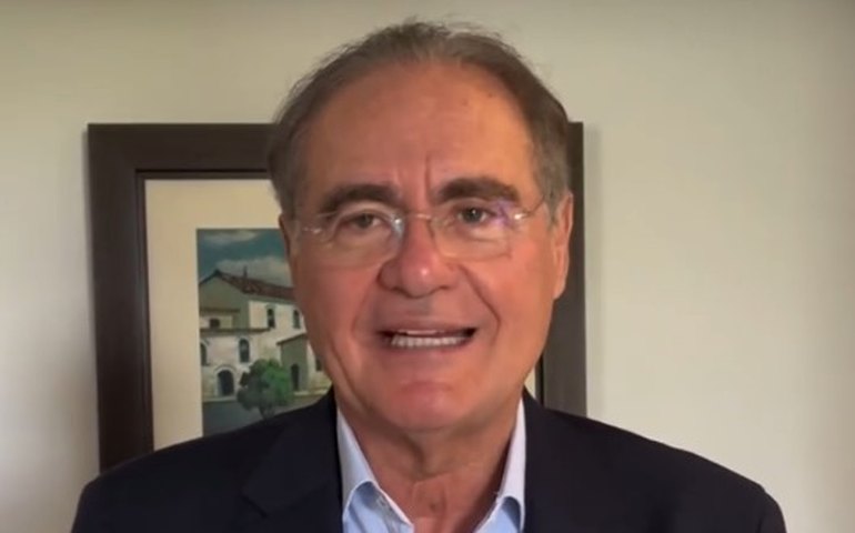 Renan acusa JHC de silêncio no caso Master e pergunta: “Quem levou Vorcaro para Maceió?”