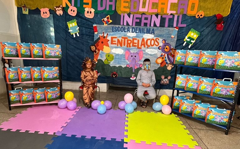 Educação de Santana do Mundaú entrega material didático da Coleção Entrelaços