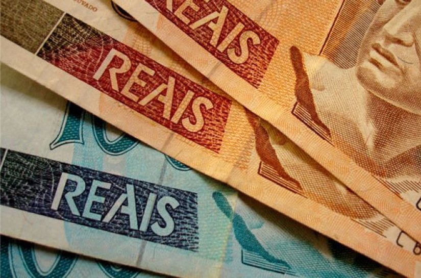 Gastos de brasileiros no exterior caem pela metade