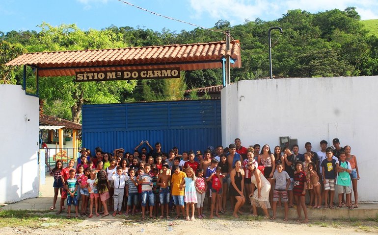 Crianças e adolescentes atendidas pelo SCFV de Jundiá participam de viagem turística para parque aquático