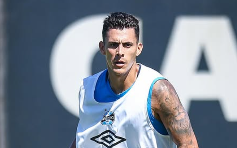 Jogador do Grêmio tenta cuspir no árbitro, acerta PM e vai parar na delegacia