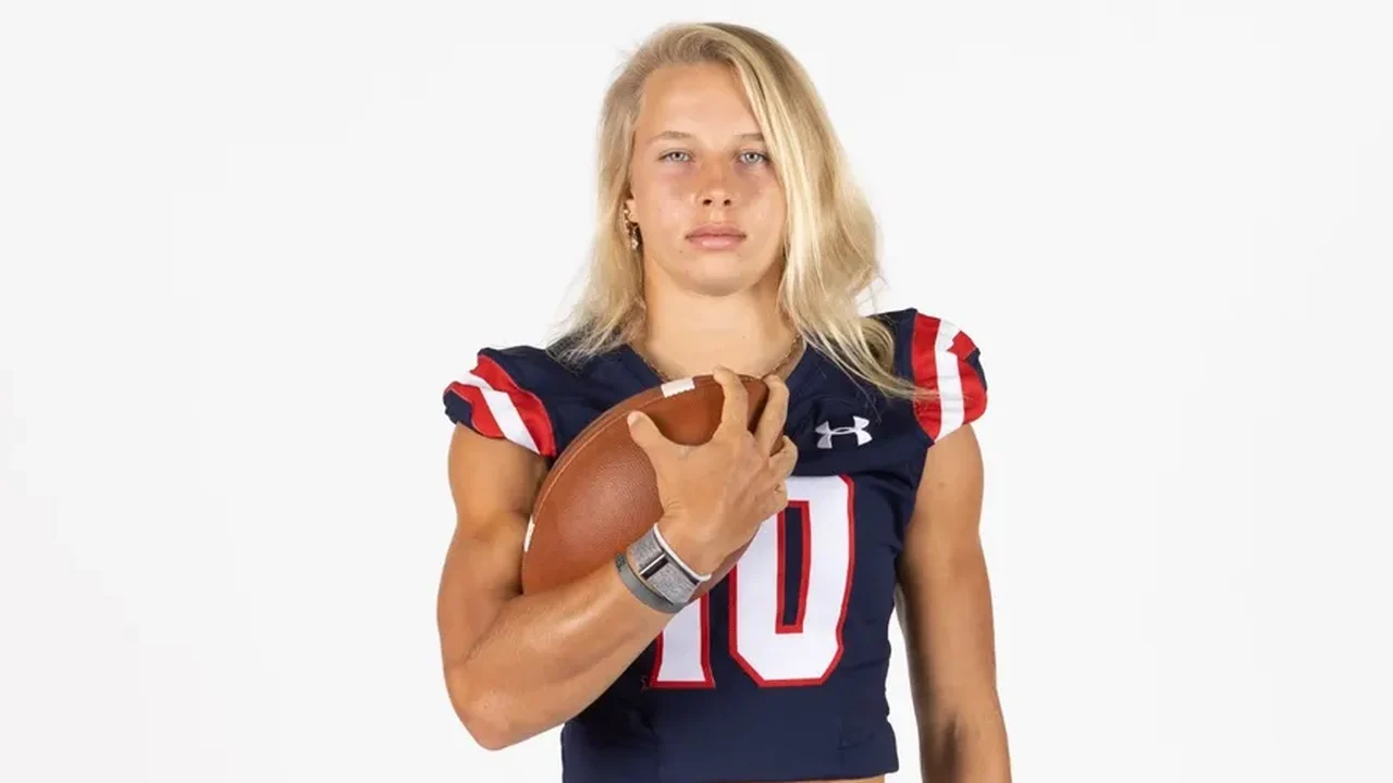 Haley Van Voorhis se torna a primeira mulher não-kicker a atuar num jogo de futebol americano universitário na história
