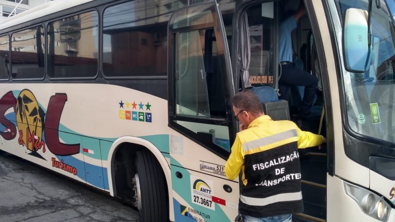 Equipes fiscalizam transportes de turismo na orla marítima