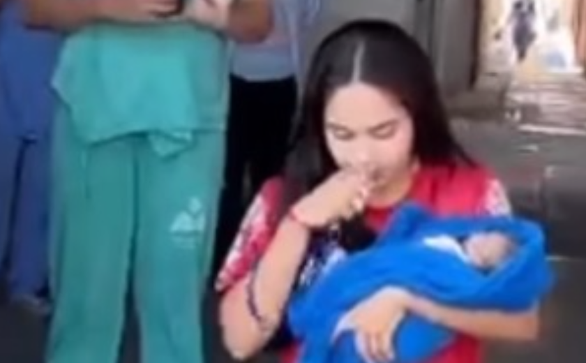 Mãe cumpre promessa de joelhos após filho receber alta na Maternidade Santa Mônica