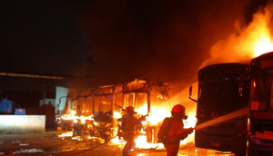 Garagem de ônibus escolar pega fogo na Zona Norte de Aracaju