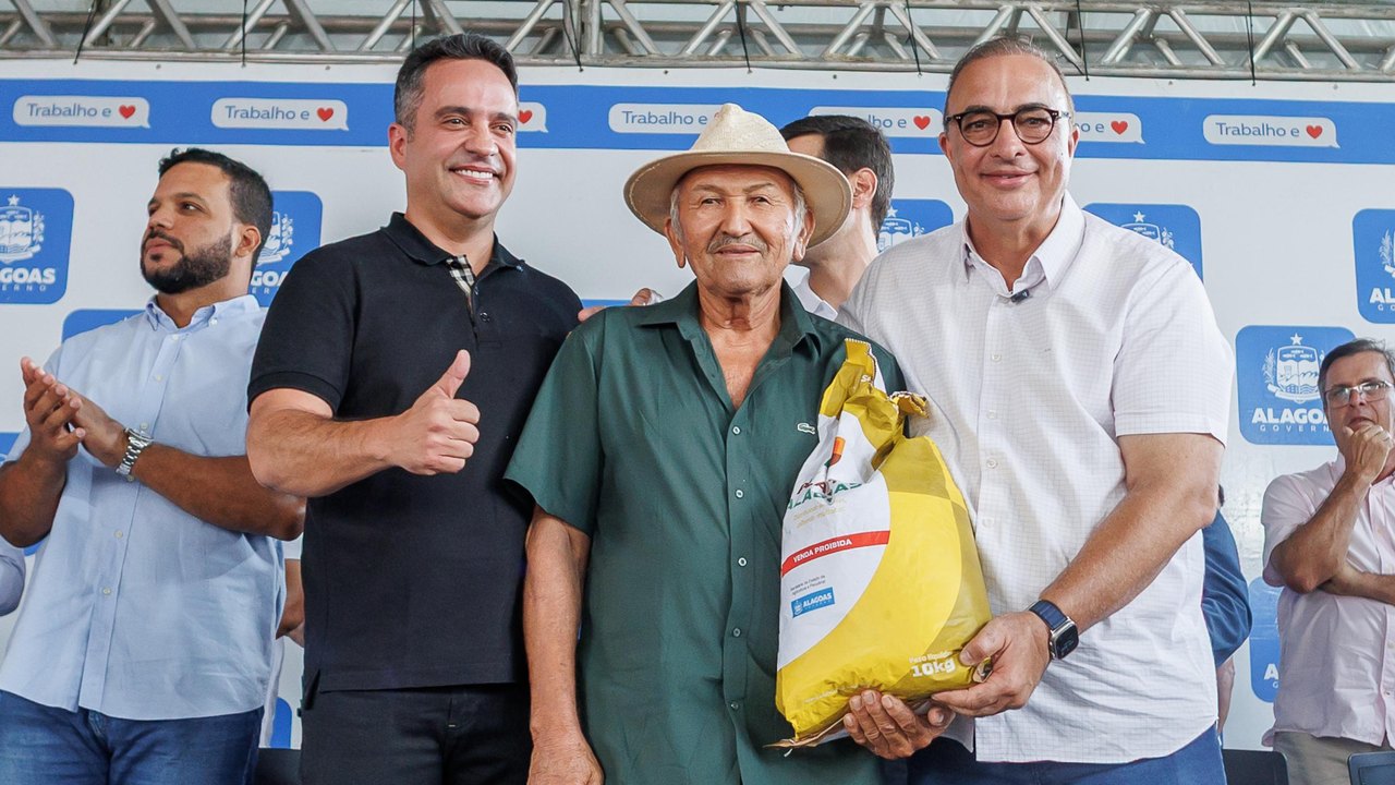 Paulo Dantas entrega sementes e pavimentação urbana em Dois Riachos