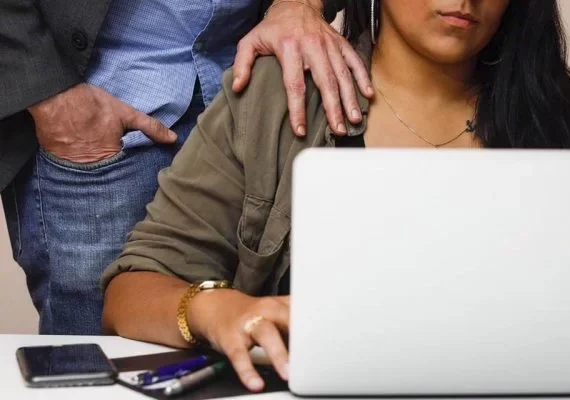 Uma em cada cinco pessoas já sofreu violência e assédio no trabalho