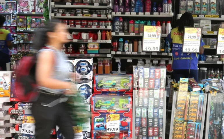 Intenção de consumo das famílias cai 0,1% em maio ante abril, revela CNC