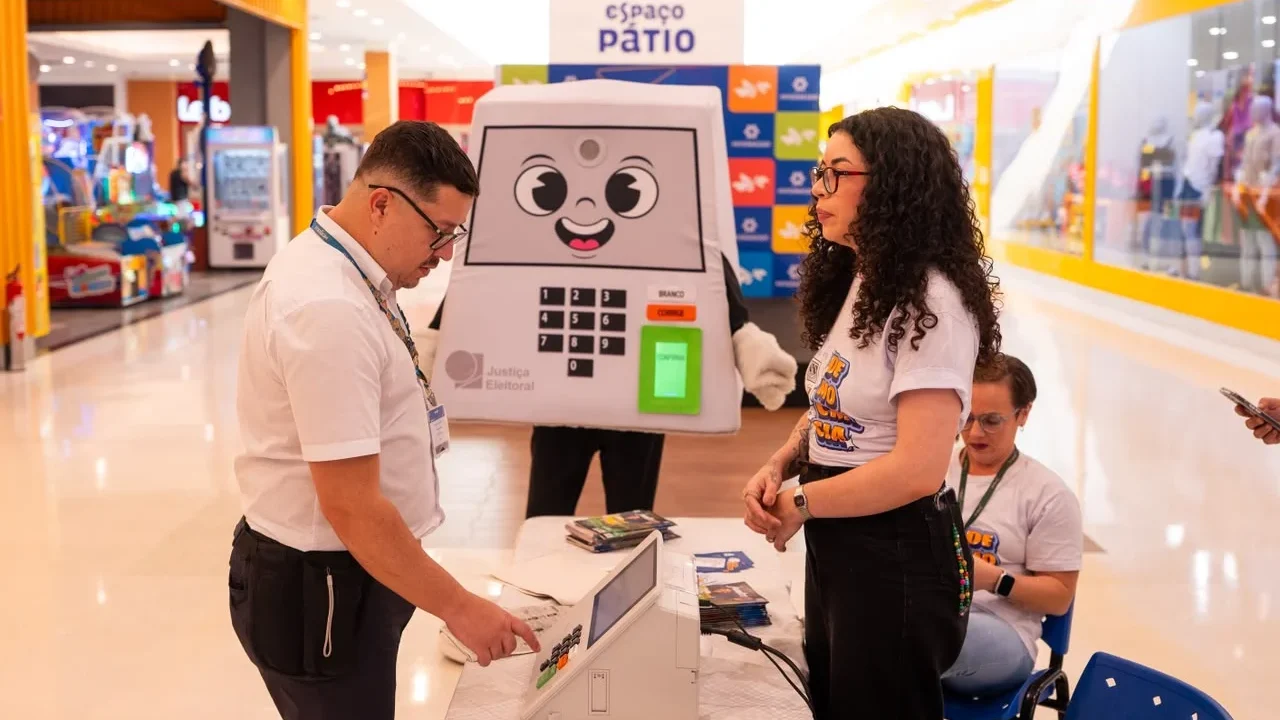 Eleitores de todas as idades participam de treinamento em shopping de Maceió