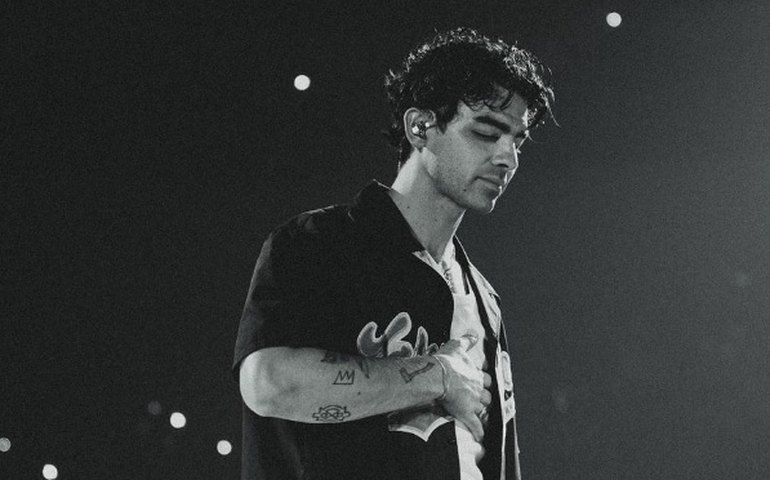 Joe Jonas fala de divórcio de Sophie Turner no palco durante show em Los Angeles