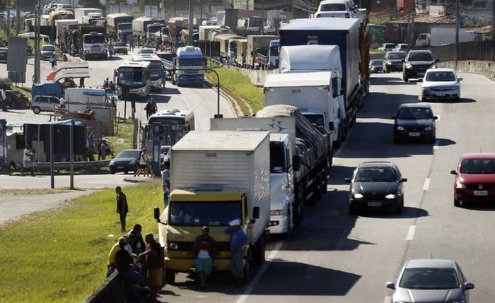 Lideranças dos caminhoneiros autônomos, transportadores de cargas, convocaram motoristas para uma paralisação a partir de hoje