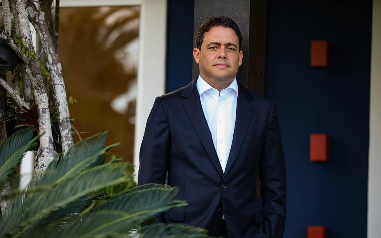 Santa Cruz desiste de candidatura ao governo do Rio e anuncia apoio a Neves (PDT)