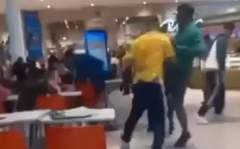 Argentina: mais de 200 adolescentes se envolvem em briga generalizada em shopping