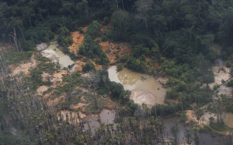 Operação destrói helicóptero e prende suspeito de garimpo ilegal na Terra Yanomami