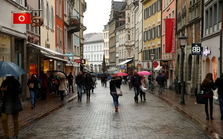 Índice de confiança do consumidor da zona do euro cai a -13,4 em agosto, mostra prévia