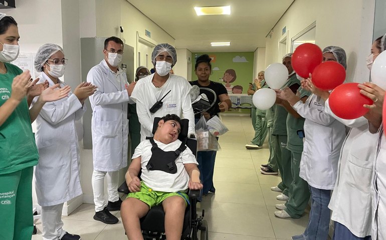 Após sete meses de internação, criança de 8 anos recebe alta no Hospital da Criança de Alagoas
