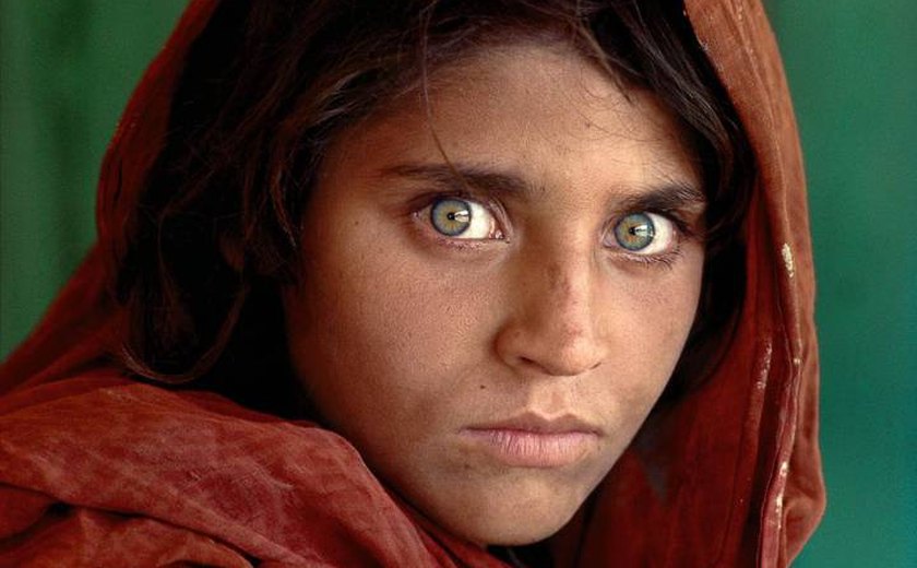 Afegã imortalizada ao estampar capa da ‘National Geographic’ é presa no Paquistão