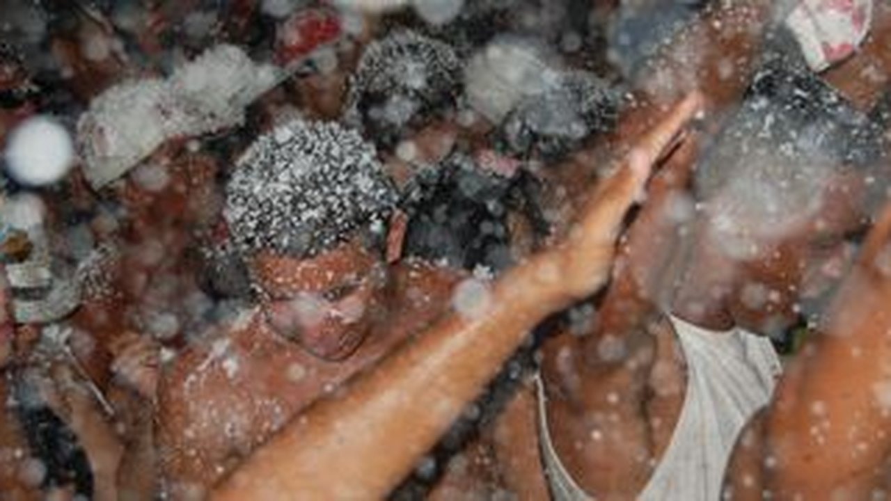 Spray de espuma e maquiagem excessiva no carnaval podem causar lesões nos olhos