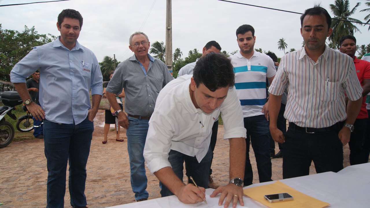 Prefeito Marcelo Beltrão assina ordem de serviço para construção de Ginásio Poliesportivo